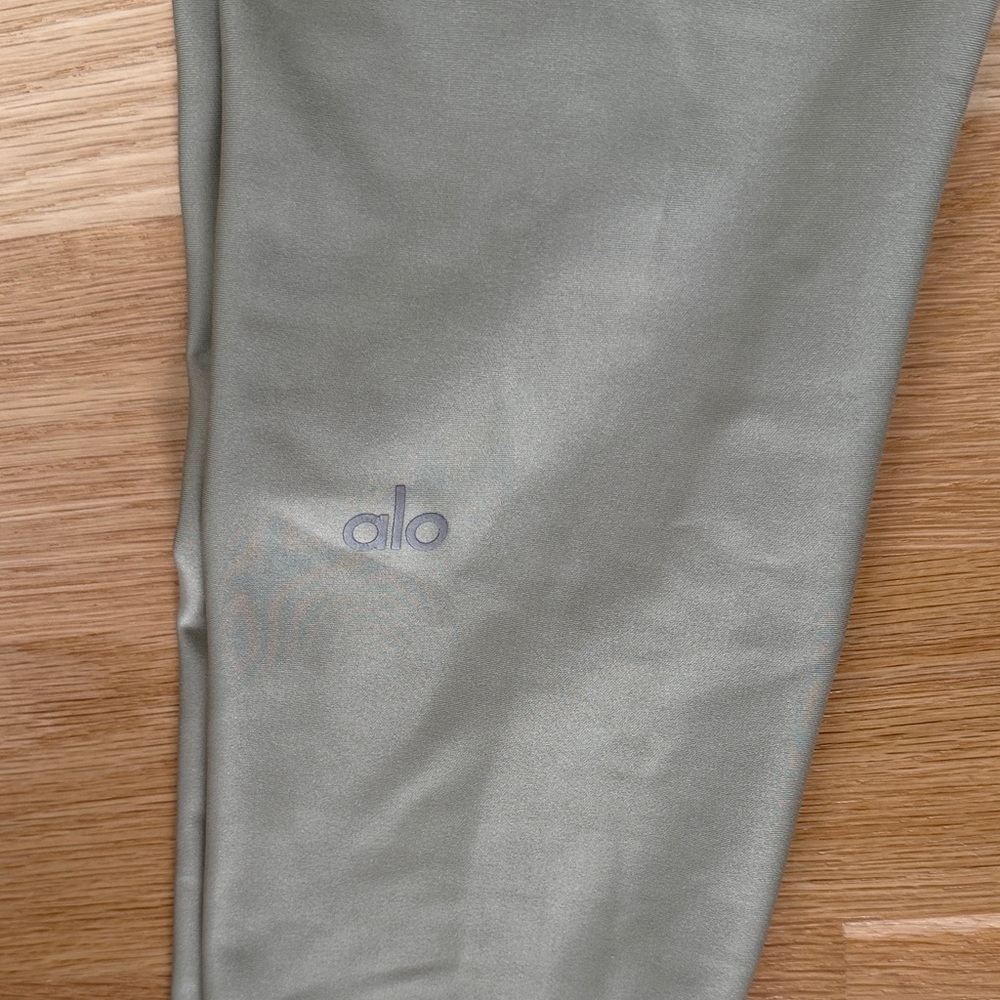 Alo limestone Green airlift Set - Sports Bra & Leggings XS - Picture 5 of 9